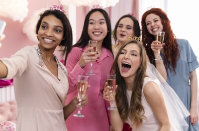 Groupe d'amies se prend en photo avec une coupe de champagne lors d'un EVJF