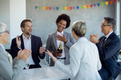 Des collègues fêtent le départ d'un collaborateur dans un bureau