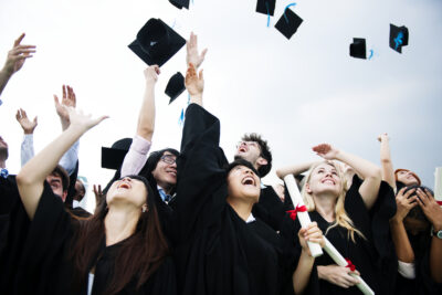 Des étudiants célèbres leur remise de diplôme en lançant leur chapeau de diplômé