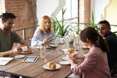 Collègues de travail déjeunent ensemble autour d'une table