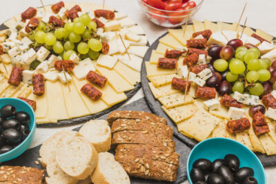 Grands plateaux de nourriture pour un rebond de mariage